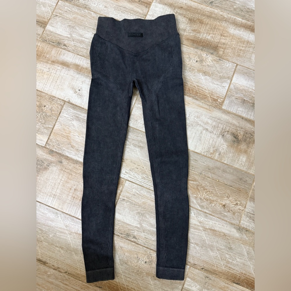 Bo+Tee Dark Black/Gray High-Waisted Ribbed Leggings
